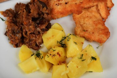 Kızarmış lahana ile haşlanmış patates, dereotu serpiştirilmiş tavuk pirzolası, geleneksel Polonya yemeği.
