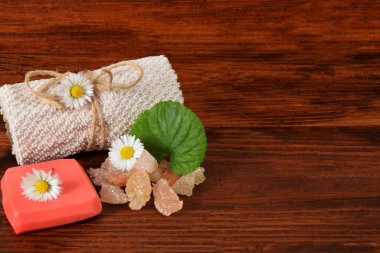 Metin için boş alanı olan elleri yıkamak için evde yapılan renkli sabun