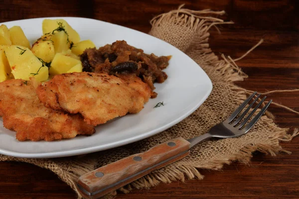 Panerad Kycklingbröst Med Kokt Potatis Och Stekt Kål — Stockfoto