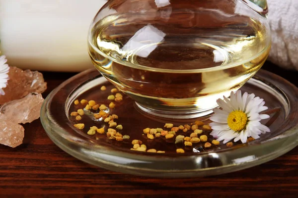 Пыльца Цветов Стеклянной Тарелке — стоковое фото