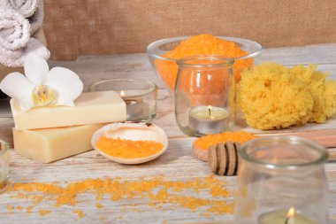 Spa, mum, doğal sabun, banyo tuzu ve sarı doğal vücut yıkayıcı.