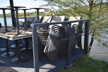 Karantina sırasında kapalı bir göl barında boş sandalyeler