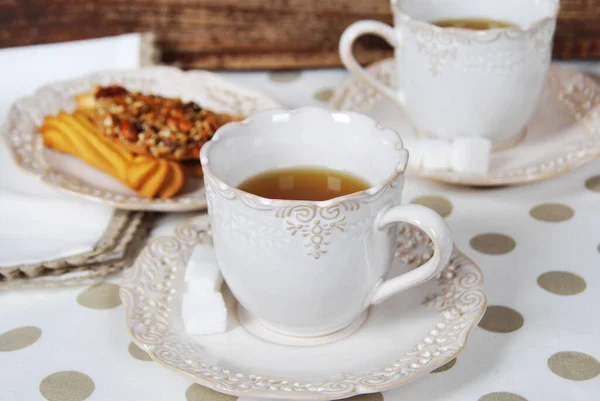 Zwei Retro Tassen Mit Tee Zuckerwürfeln Und Keksen Zum Frühstück — Stockfoto