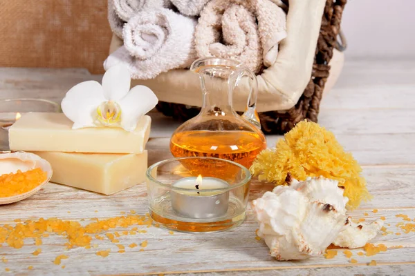 Körperöl Glaskrug Orangefarbenes Badesalz Kerzen Und Handtücher Korb Home Spa — Stockfoto