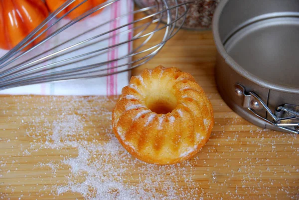 焼きイースターカップケーキ小さな金型で砂糖とテキストのためのフリースペース — ストック写真