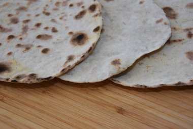 evde pişmiş ekmek parçaları.