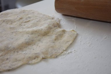 Ev ekmeği pişirmek için daire şeklinde baharatlı çiğ hamur.