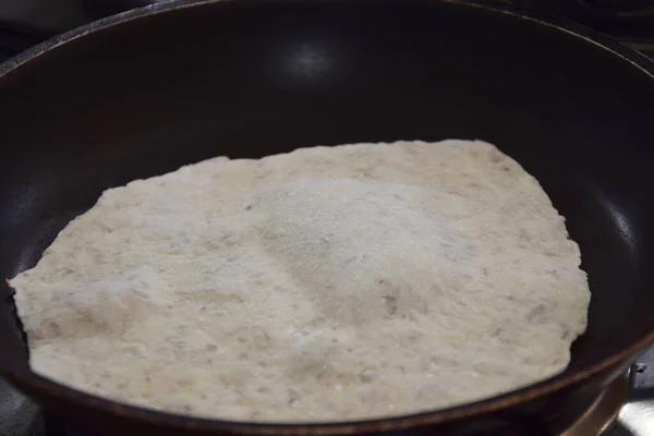 Masa Cruda Con Especias Forma Círculo Una Sartén Caliente Para — Foto de Stock