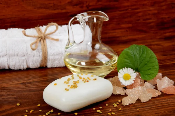 Körperöl Badesalz Und Weiße Seife Mit Pollen Für Die Körperpflege — Stockfoto