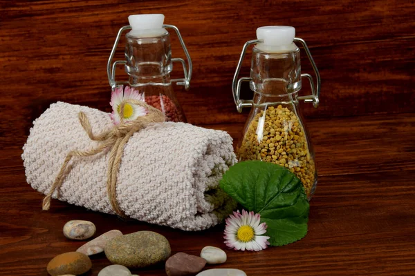 タオルの横にあるガラス瓶の花粉とお風呂玉 — ストック写真