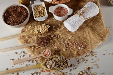 Tahta bir kaşıkta ayçekirdeği ve vücut bakımı ve hijyen için ev yapımı kozmetik ürünleri için çeşitli malzemeler.