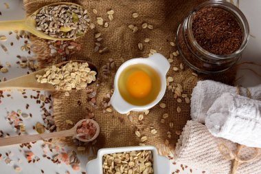 Yumurta sarısı, keten tohumu, yulaf ezmesi, tuz, ayçekirdeği ev yapımı için.