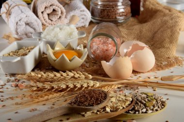 Yumurta sarısı, tohum ve pullar, pembe tuz ve evde soyulmak için Shea yağı.