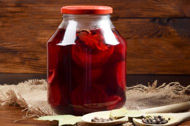 Evde bitki yetiştirmek için büyük bir kavanozda baharatlı pancar doğranmış.