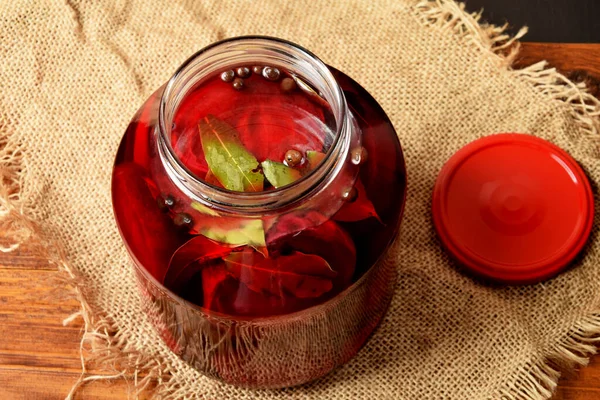 Bir kavanoz dolusu pancar ve vida kapağı.