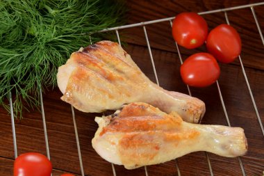 ızgara domates, otlar, maydanoz ve acı biber ile baharat tavuk bacakları