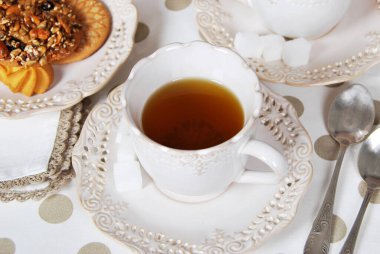 Kahvaltı için iki retro çay ve bisküvi.