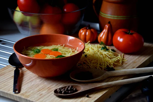 토마토 향신료 그릇에 닭고기 — 스톡 사진