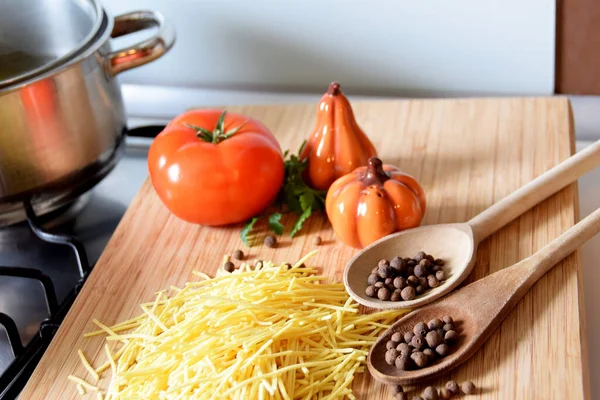 Metalltöpfe Auf Dem Gasherd Zum Kochen Von Pasta Vorbereitet Stockbild