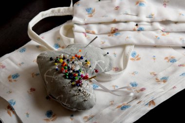 Enfeksiyondan korunmak için evde kumaştan maske dikiyorum.