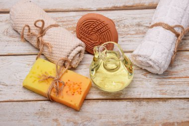 Ayaklar için seramik pumex ve kişisel hijyen için turuncu el yapımı sabun ve metin için boş yeri olan yağ.