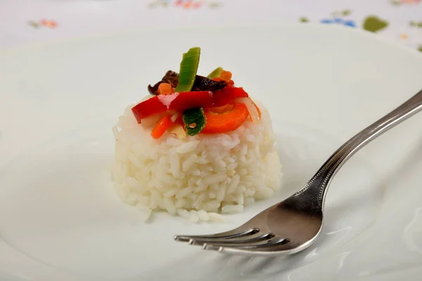 Arroz Branco Com Legumes Prato Branco Como Acompanhamento — Fotografia de Stock