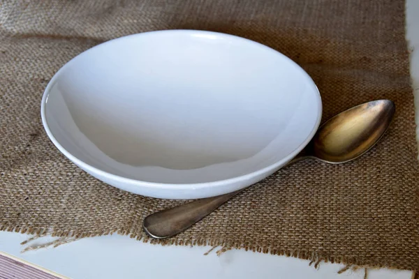 Weiße Leere Keramikschüssel Und Alter Suppenlöffel — Stockfoto
