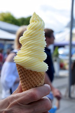 Gofretin üzerindeki kremalı buz.