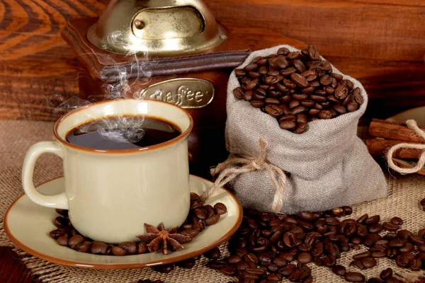 Café Noir Fraîchement Moulu Infusé Dans Une Tasse Brune — Photo