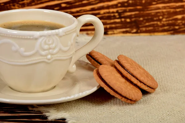 Galletas Lado Una Taza Estilo Retro Llena Café Negro — Foto de Stock