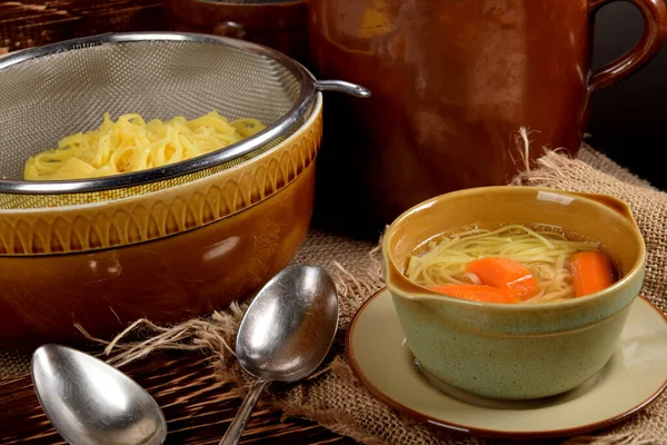 Delicada Sopa Pollo Con Zanahorias Tazón Barro Pequeño Junto Cucharas — Foto de Stock