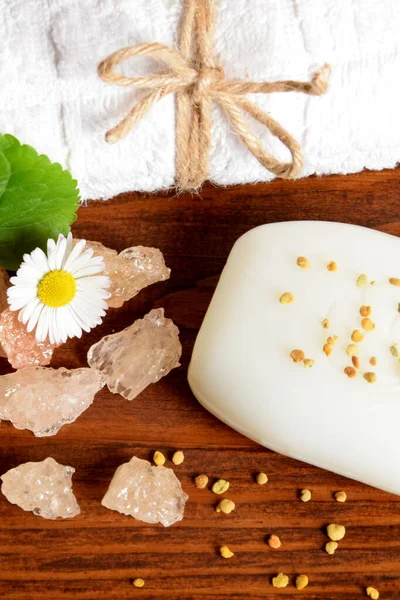 Weiße Seife Mit Pollen Für Die Körperpflege — Stockfoto