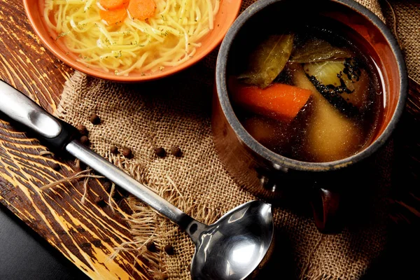 Caldo Galinha Cozido Com Cebola Queimada Uma Panela Barro — Fotografia de Stock