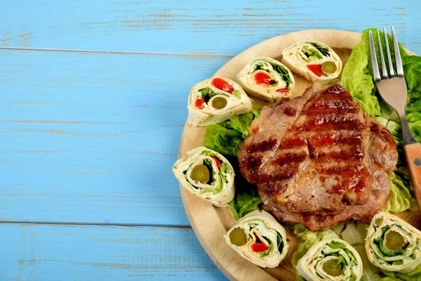 Stück Gegrilltes Steak Begleitet Von Eingewickeltem Gemüse Einer Tortilla Mit — Stockfoto