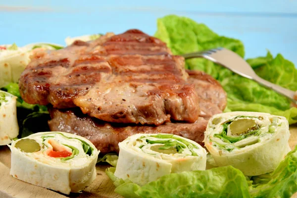 Ein Stück Gegrilltes Steak Begleitet Von Eingewickeltem Gemüse Einer Tortilla — Stockfoto