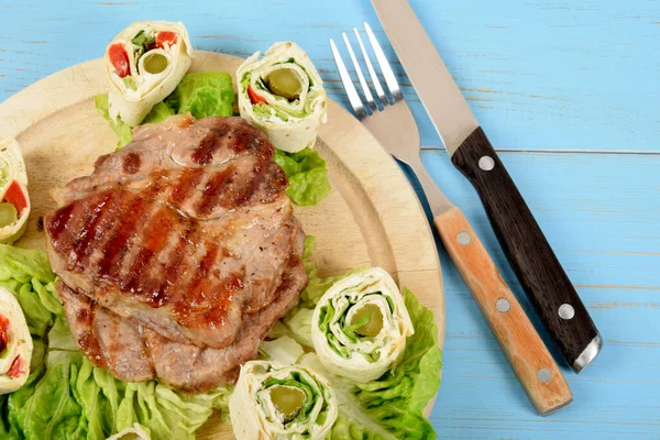 Tortilla Scheiben Geschnitten Mit Gemüse Neben Gebratenem Steak Vom Grill — Stockfoto