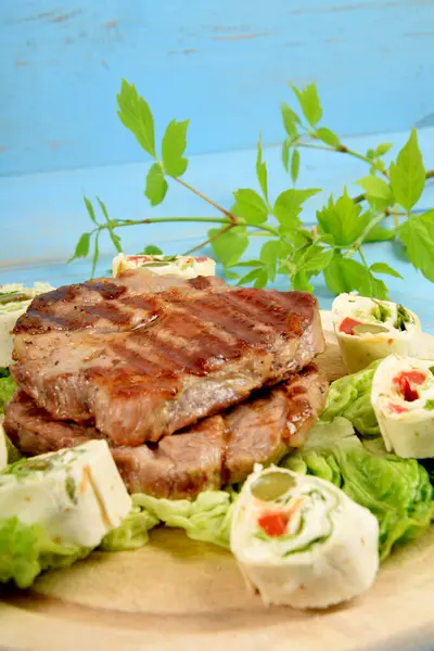 焼きステーキの横に野菜とスライストルティーヤ — ストック写真