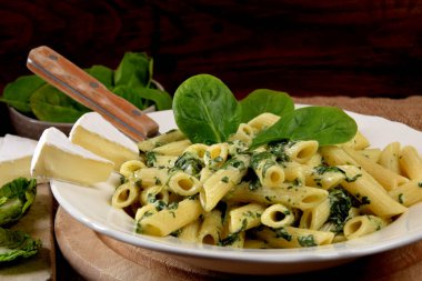 Sebzeli renkli pirinç ve beyaz tabakta kızarmış balık.