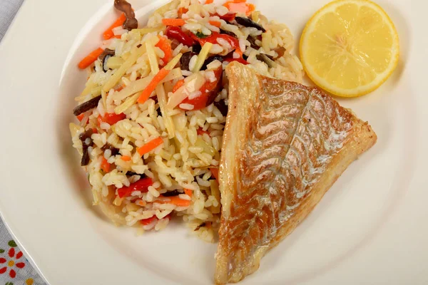 Arroz Colorido Com Legumes Peixe Frito Prato Branco — Fotografia de Stock