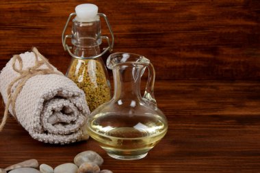 Havlunun yanındaki cam sürahide vücut yağı ve mesaj için boş alan.