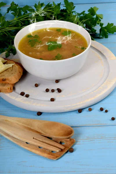 Kuttelsuppe Einer Weißen Schüssel Neben Brot Und Butter — Stockfoto