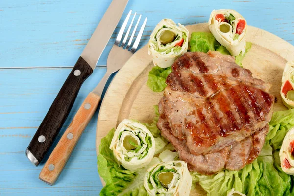 Tortilla Scheiben Geschnitten Mit Gemüse Neben Gebratenem Steak Vom Grill — Stockfoto