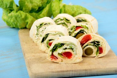 Tortillaya sarılmış sebzeler ve küçük parçalara bölünmüş