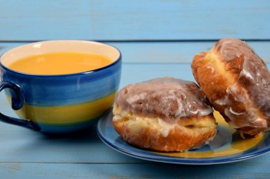 Tatlı çörekler ve bir fincan portakal suyu.