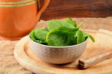 Tahta mutfak tahtasındaki ıspanak yaprakları.