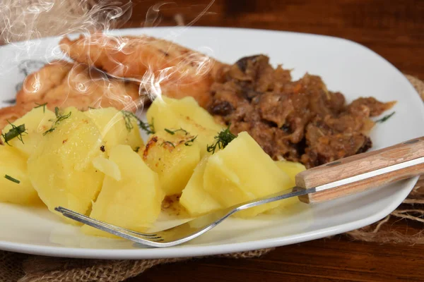 Batatas Cozidas Com Repolho Frito Polvilhado Com Endro Costeleta Frango — Fotografia de Stock