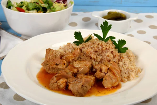 Stukjes Vlees Met Saus Gerst Een Wit Bord Rechtenvrije Stockafbeeldingen