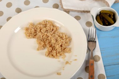 Beyaz bir tabakta pişmiş arpa