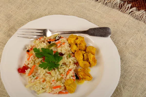 Kawałki Smażonego Kurczaka Curry Ryżem Warzywami Białym Talerzu — Zdjęcie stockowe