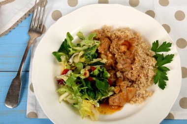 Pişmiş arpa ve ilaveli yeşil marul.